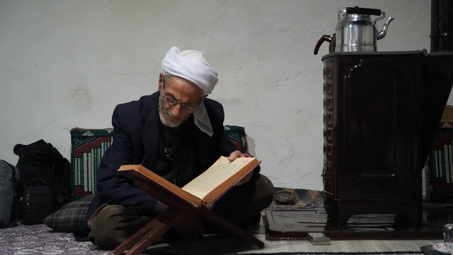 Muş'ta 86 yaşındaki Rüstem dede 50 yıldır sadece çay ve gofretle yaşamını sürdürüyor