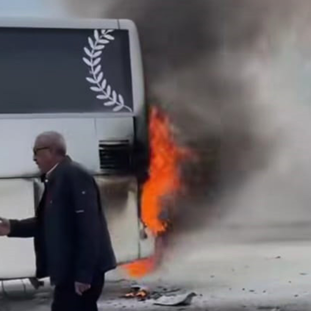 Seyir halindeki otobüste yangın çıktı, yolcular tahliye edildi