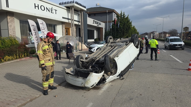 Bursa'da refüje çarpıp devrilen otomobilin sürücüsü yaralandı