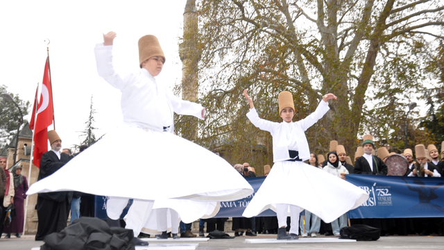 Mevlana'yı anma törenleri, Karaman'daki yürüyüşle başladı