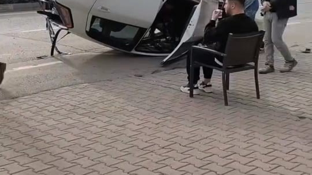 Taklalar atan otomobilden burnu kanamadan çıktı