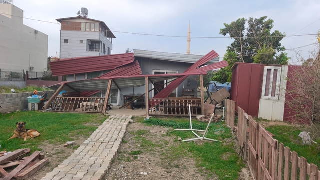 Hatay'da kuvvetli rüzgar çatıları uçurdu
