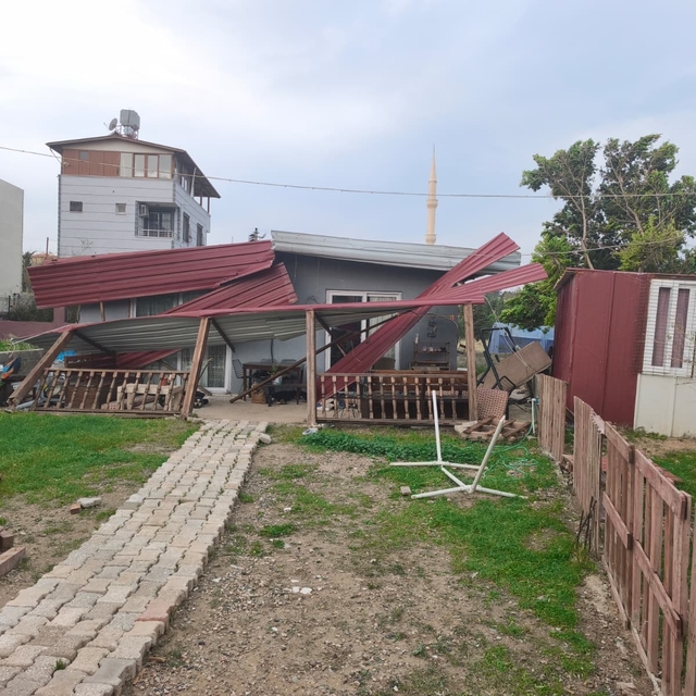 Hatay'da kuvvetli rüzgar çatıları uçurdu