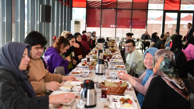 Osmangazi'de engelli bireyler ve aileleri kahvaltıda buluştu
Osmangazi Belediyesi toplumsal farkındalığa katkıda bulunuyor