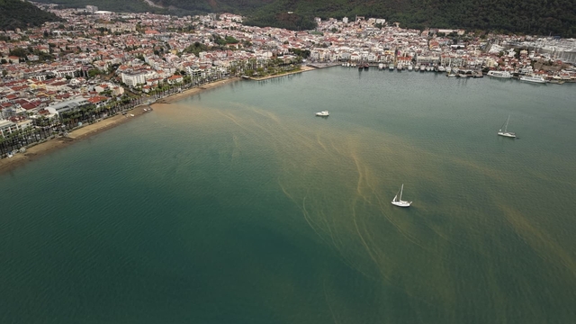 Çamur rengine bürünen deniz havadan görüntülendi
Marmaris'te yağmur suları deniz döküldü