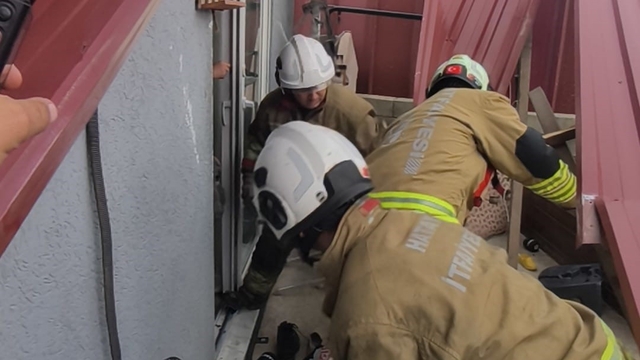 Fırtınanın çatısını uçurduğu evde mahsur kalan 3 kişiyi itfaiye kurtardı