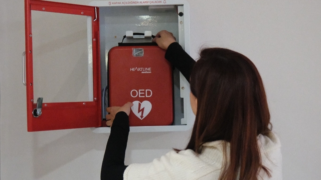 Hacettepe Üniversitesi'nde ani kalp durmalarına karşı üretilen 55 yerli cihaz kullanıma sunuldu