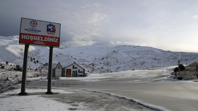 Denizli Kayak Merkezi'ne mevsimin ilk karı düştü
