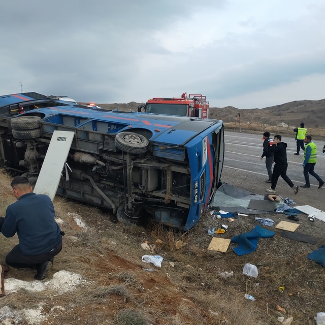 Cezaevi nakil aracı devrildi, aralarında mahkûmların da bulunduğu 7 kişi ya...