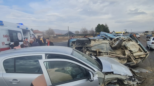 Afyonkarahisar'da iki otomobilin çarpıştığı kazada 7 kişi yaralandı