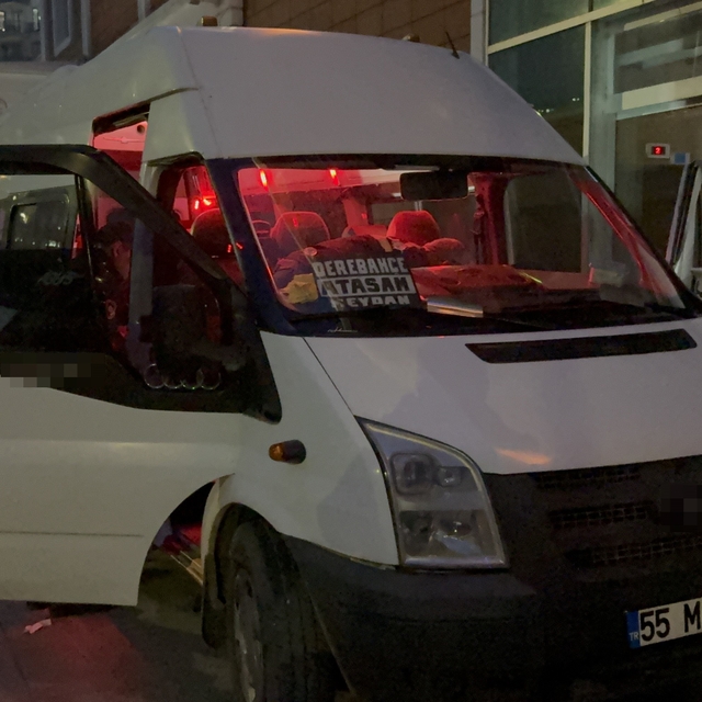 Aracında silahlı saldırıya uğrayan dolmuş şoförü hastanelik oldu