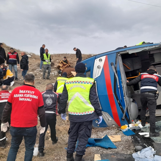 Sivas'ta cezaevi nakil aracı devrildi; 9 yaralı