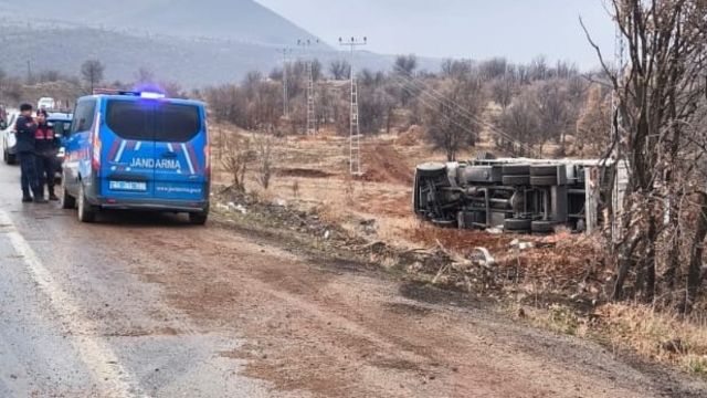 Malatya'da kontrolden çıkan kamyon devrildi: 1 yaralı