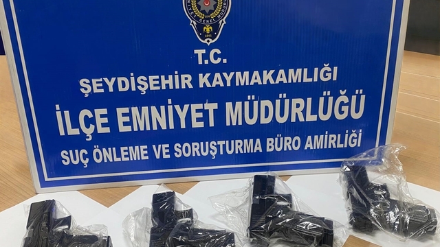 Seydişehir'de polis şüpheli araçtan 4 ruhsatsız tabanca ele geçirdi