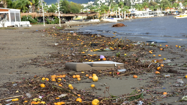 Bodrum'da yağmur suyuyla denize sürüklenen atıklar kıyıya vurdu