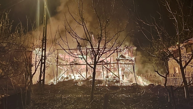 Adana'da evde çıkan ve okul lojmanına sıçrayan yangın söndürüldü