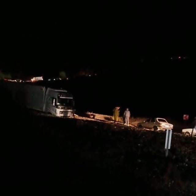 Mersin-Antalya arasında selle gelen mucurlar yolu kapattı