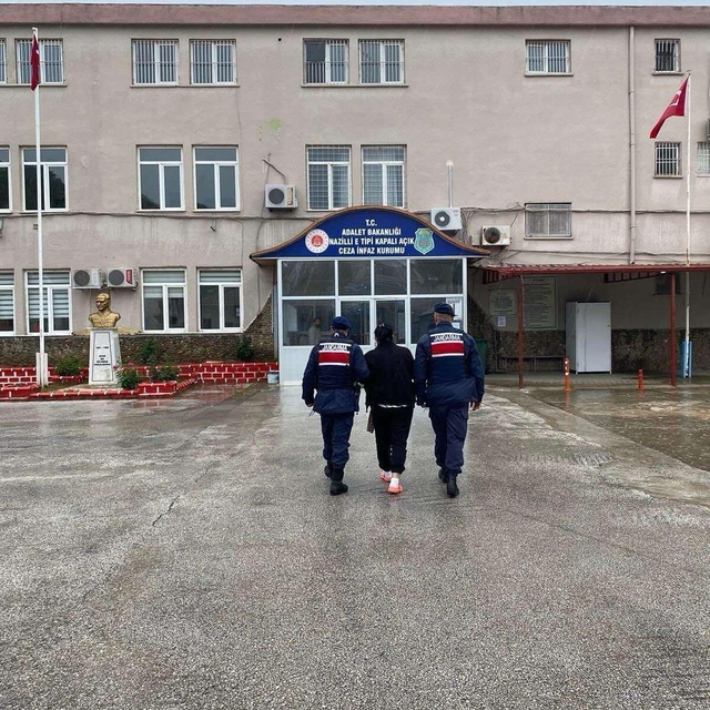 Üç yıl saklandı, kilerde yakalandı
Damadının evinde saklanan şahıs operasyo...