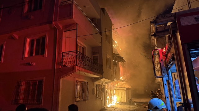 Bursa'da 3 katlı binada başlayıp bitişikteki binaya sıçrayan yangın söndürüldü