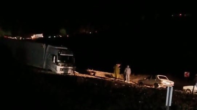 Mersin-Antalya arasında selle gelen mucurlar yolu kapattı