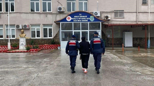 Üç yıl saklandı, kilerde yakalandı
Damadının evinde saklanan şahıs operasyonla yakalandı