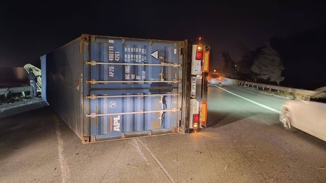 Hatay'da fırtına nedeniyle tırlar devrildi