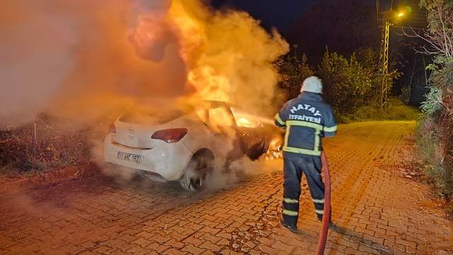 Hatay'da otomobilde çıkan yangın söndürüldü