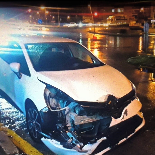 Otomobiller çarpıştı: 2 yaralı