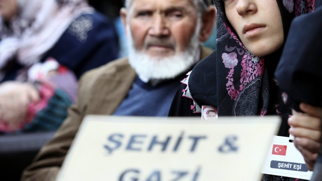 Şehit polisin babasının evi alevlere teslim oldu
Bursa'da iki binayı saran yangın yaklaşık 1 saat süren çalışmaların ardından kontrol altına alındı