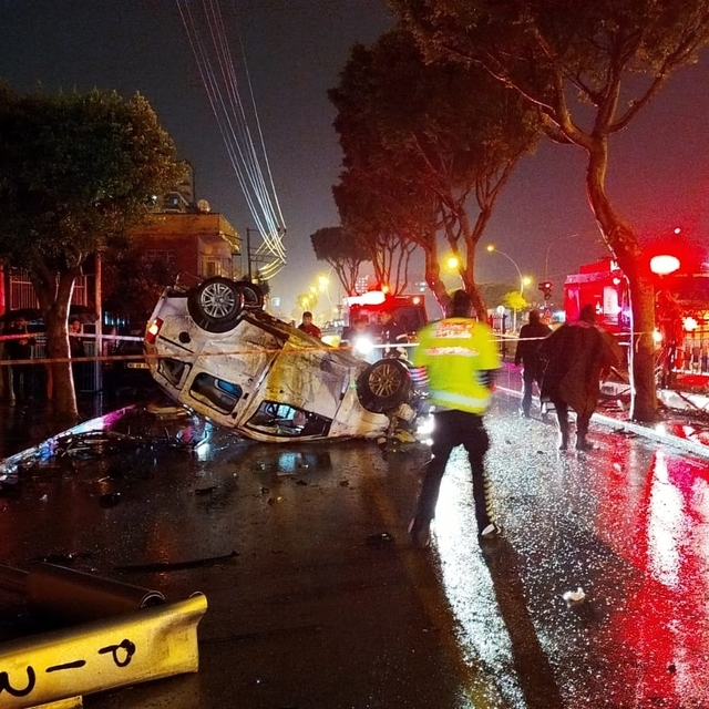 Sürücünün kontrolünü yitirdiği otomobil, aydınlatma direğine çarpıp, takla...