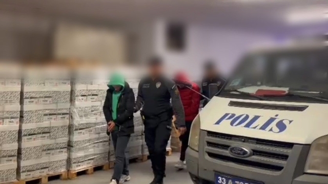 Mersin'de yasa dışı bahis çetesi çökertildi: 13 tutuklama
826 milyon TL'lik bahis trafiği ortaya çıkarıldı