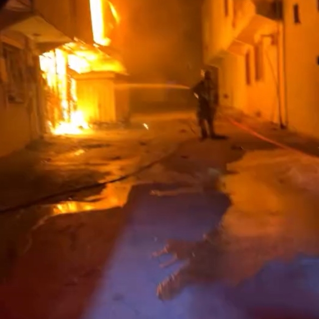 3 katlı binada çıkan ve bitişiğindeki 4 katlı binaya sıçrayan yangın söndür...