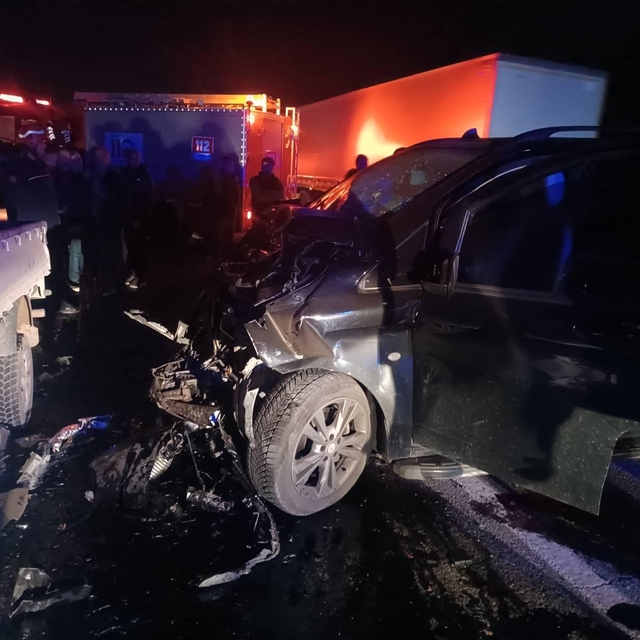 Hafif ticari araç ile kamyonet çarpıştı; 1 ölü, 5 yaralı