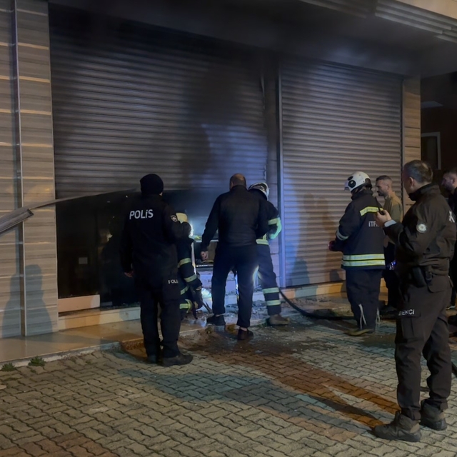 Çay toplama makinesi deposunda yangın