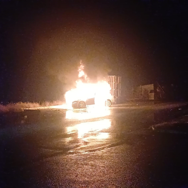 Park halindeki araç alev topu oldu, geriye hurda kaldı