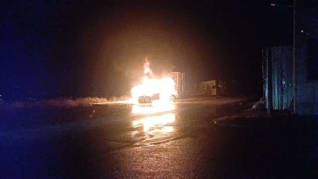 Park halindeki araç alev topu oldu, geriye hurda kaldı