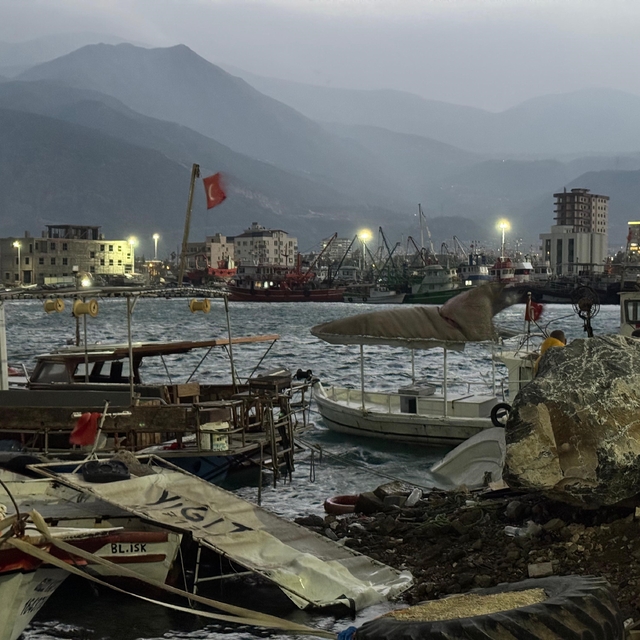 Hatay'da fırtınanın etkisiyle 5 tekne ve 1 yat alabora oldu