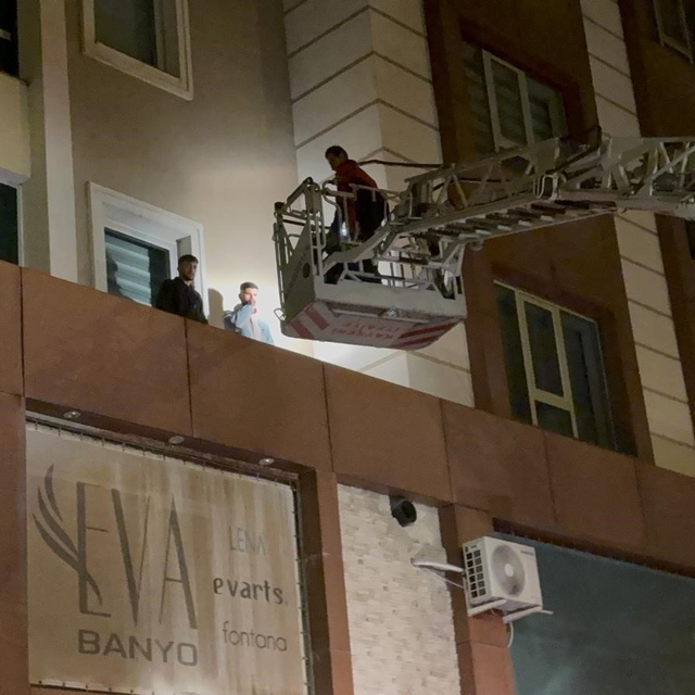 Kayseri'de bir garip olay: 3'üncü kattan çarşafla indiler: 2 gözaltı
Darp e...