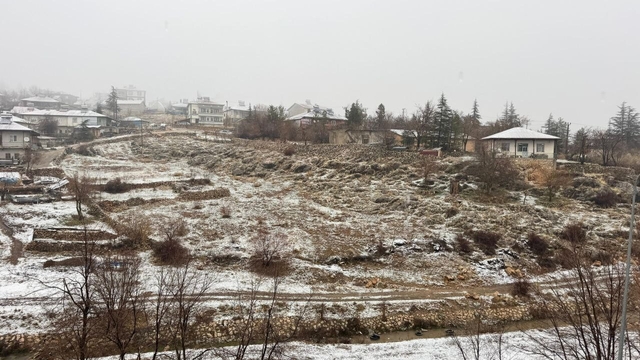 Adana'nın yüksek kesimlerine kar yağdı
Adana'nın Tufanbeyli, Saimbeyli, Feke, Aladağ ve Pozantı ilçe merkezlerine az da olsa kar yağdı
