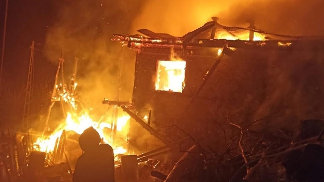 Feke'de ev yangını: bir ev kül oldu, lojman zarar gördü