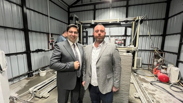 Bursa Uludağ Üniversitesi 3D beton yazıcı ile 3 günde 300 metrekarelik ev yapacak
Türkiye'de ilk kez bir devlet üniversitesi ile ortaklaşa geliştirilen proje sayesinde deprem bölgeleri başta olmak üzere toplu konut alanları çok kısa sürede inşa edilebilecek - Bursa Haberleri