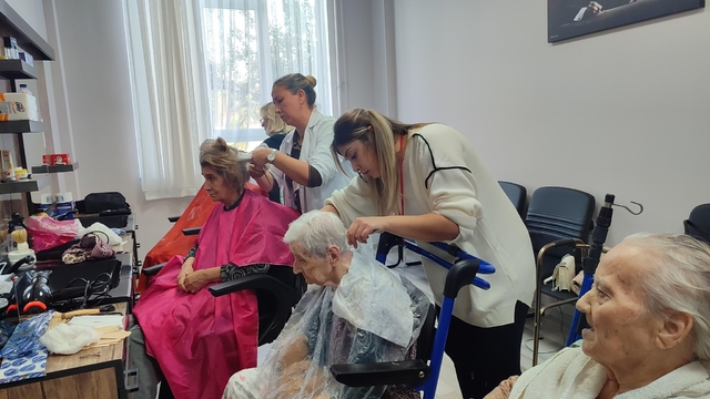 Uzunköprü SODAM'dan yaşlı bakım merkezi sakinlerine kuaför hizmeti desteği