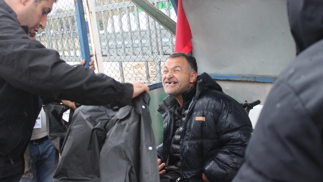 İzmir'de polis ıslanan engelliye yağmurluğunu verdi