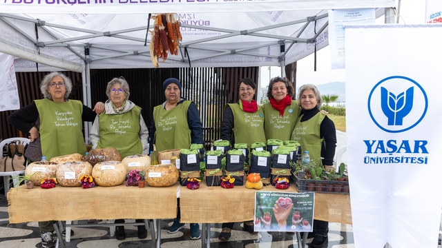 İzmir'de yüzlerce gönüllü "İyilik" için tek yürek oldu
Alsancak'tan Bostanlı'ya iyilik rüzgarı esti