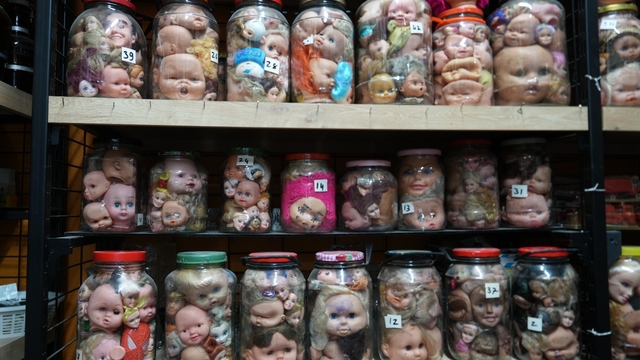 Görenleri ürküten sıra dışa koleksiyon
"Bebekler hep güler oğlum" dedi, 5 bin kafa topladı
Çocukların korkmadığı koleksiyon, yetişkinleri ürkütüyor
"Sanki arkadaşları, dostları gibiydi"
"Bunlar vazgeçilmiş, çöpe atılmış oyuncak bebeklerin kafası. Yalnız yaşayan amcamız bunlardan medet ummuş, bunlarla mutluydu"