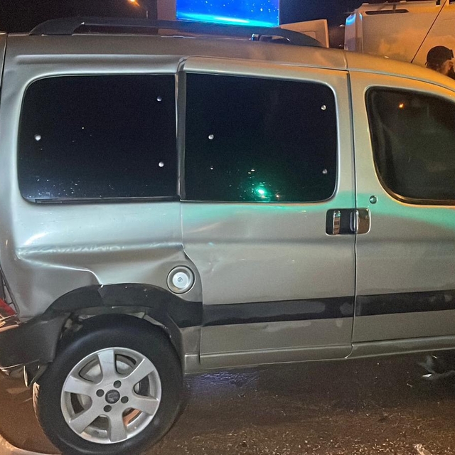 Işıkta bekleyen araçlara çarpan otomobil zincirleme kazaya neden oldu: 2 ya...