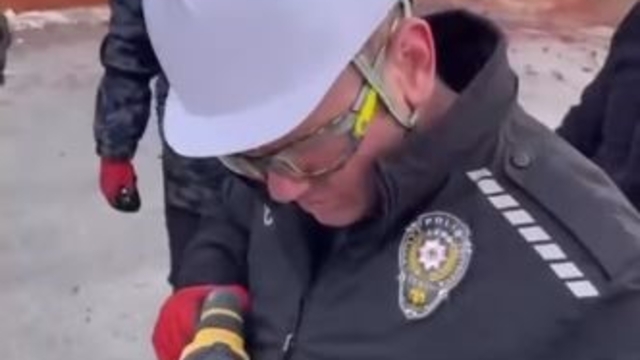 Çevik kuvvet polisine  ''Enkazda Arama ve Kurtarma Temel Eğitimi''