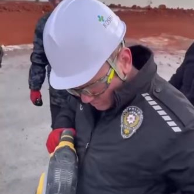 Çevik kuvvet polisine  ''Enkazda Arama ve Kurtarma Temel Eğitimi''