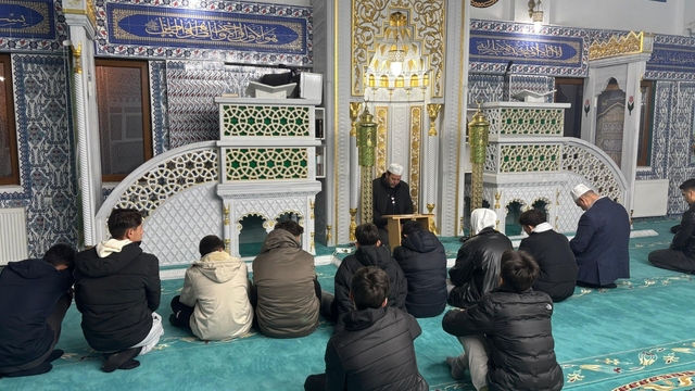 Fen lisesi öğrencileri Hisar Camii'nde sabah namazında buluştu