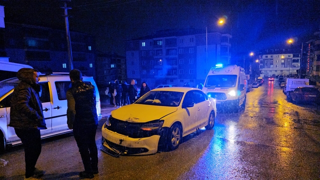 Çorum'da ehliyetsiz sürücünün karıştığı kazada 3 araçta hasar oluştu